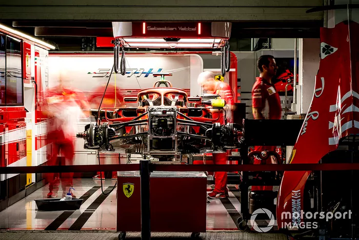 Los ingenieros trabajan en el auto de Sebastian Vettel, Ferrari SF71H, en el garaje