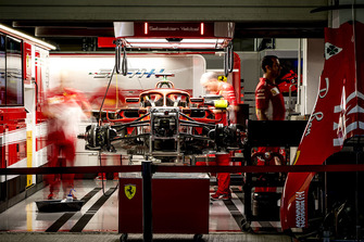 Les ingénieurs travaillent sur la monoplace de Sebastian Vettel, Ferrari SF71H, in the garage