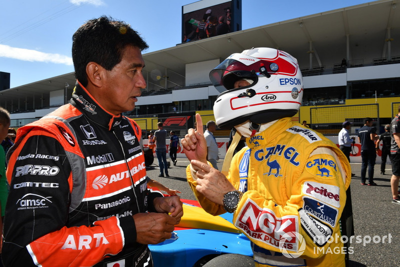 Aguri Suzuki et Satoru Nakajima lors des Legends F1 30th Anniversary Lap Demonstration
