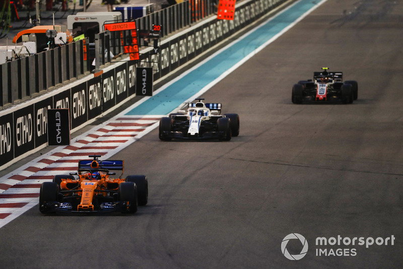 Fernando Alonso, McLaren MCL33, Lance Stroll, Williams FW41 y Kevin Magnussen, Haas F1 Team VF-18