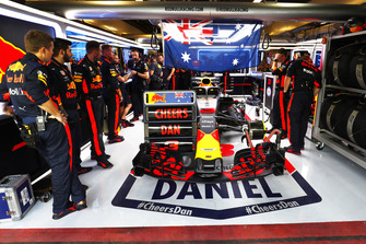 The Red Bull team with a message of support for Daniel Ricciardo, Red Bull Racing RB14, in the garage