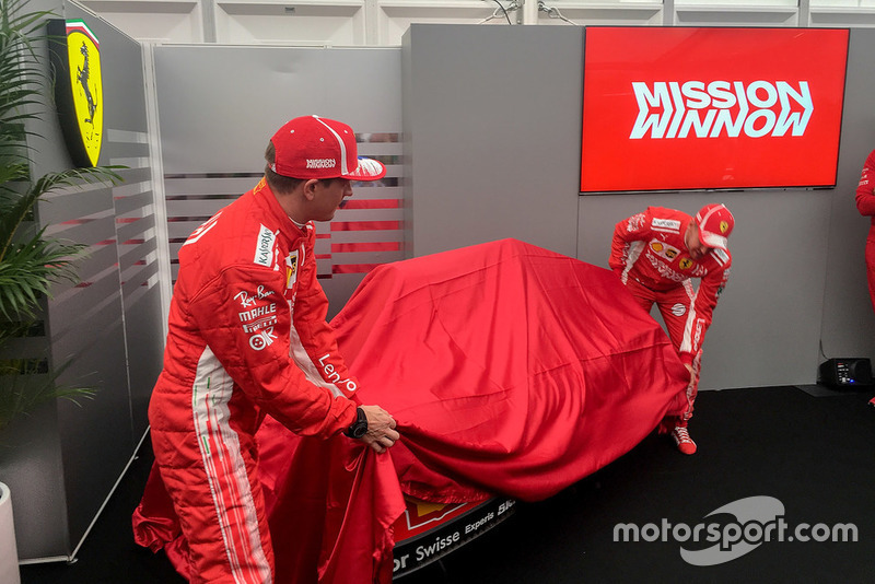 Raikkonen en Vettel onthullen de nieuwe Ferrari-livery.