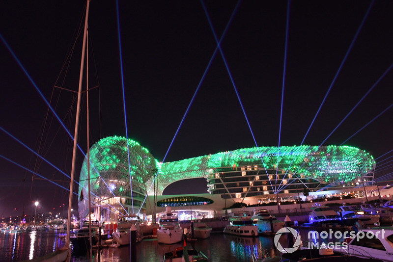 Yas Vicery e Yas Marina in notturna