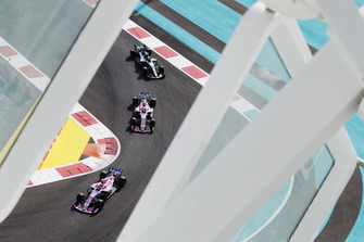Esteban Ocon, Racing Point Force India VJM11, devant Sergio Perez, Racing Point Force India VJM11, et Valtteri Bottas, Mercedes AMG F1 W09 EQ Power+
