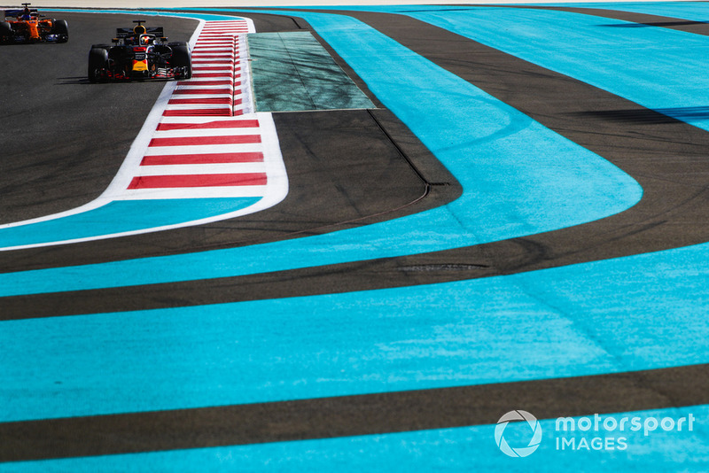 Daniel Ricciardo, Red Bull Racing RB14, Fernando Alonso, McLaren MCL33