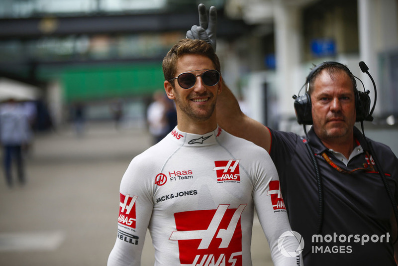 Un mecánico de Haas bromea con Romain Grosjean, Haas F1 Team