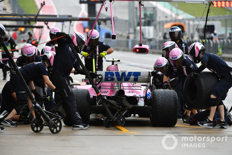 Esteban Ocon, Racing Point Force India VJM11 pit stop