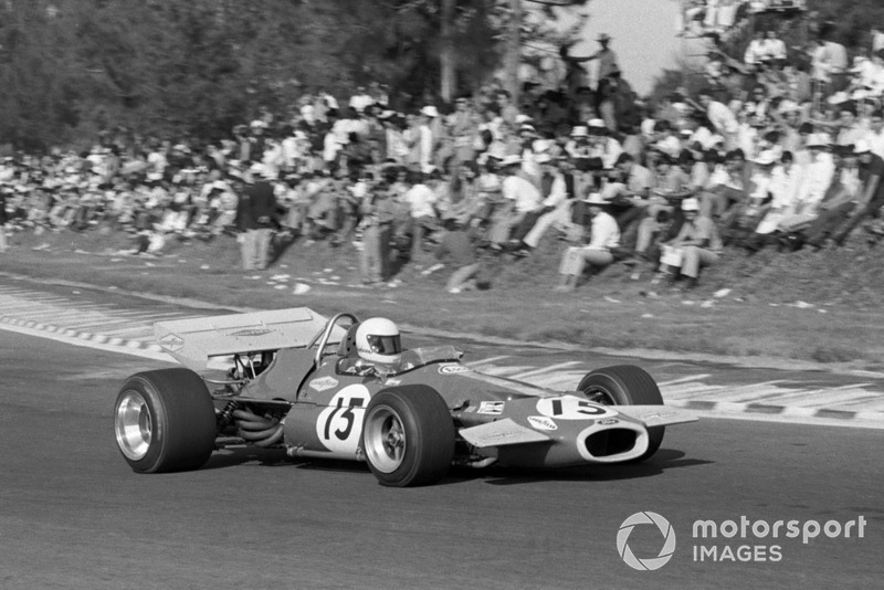 На третье место за парой Ferrari вышел Джек Брэбэм, но 44-летнего ветерана в финальной гонке карьеры подвел мотор. Между тем, чем ближе был финиш, тем ближе зрители подбирались к гоночному полотну.