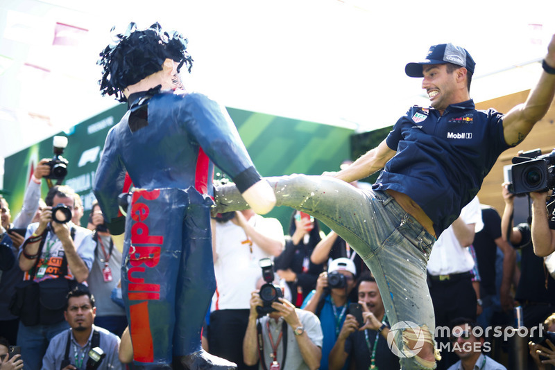 Daniel Ricciardo: “Não tenho uma corrida limpa ou um fim de semana limpo há muito tempo. Não sou supersticioso ou qualquer besteira do tipo, mas... o carro está amaldiçoado. Não tenho mais palavras.”
