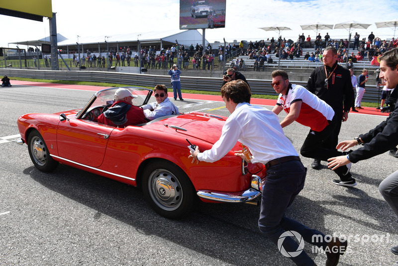 La macchina di Charles Leclerc, Sauber viene spinta per la drivers parade