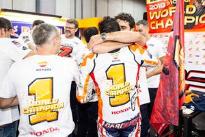 Il campione Marc Marquez, Repsol Honda Team, festeggia con il suo team