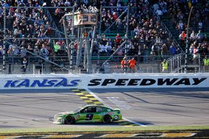 Race winner Chase Elliott, Hendrick Motorsports, Chevrolet Camaro Mountain Dew