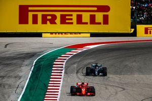 Kimi Raikkonen, Ferrari SF71H, et Lewis Hamilton, Mercedes AMG F1 W09 EQ Power+
