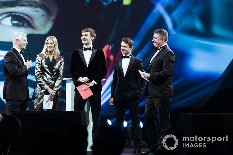 Премия National Racing Driver Award: гонщик Williams Джордж Расселл и пилот McLaren Ландо Норрис объявляют победителем Дэна Тиктума; Дерек Уорвик