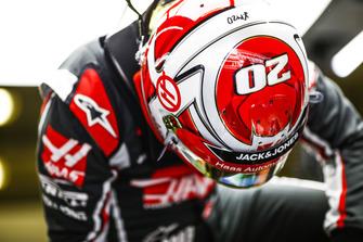 Kevin Magnussen, Haas F1 Team VF-18, klimt in zijn wagen
