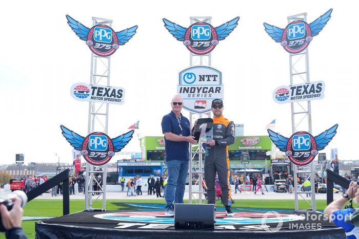 Felix Rosenqvist, Arrow McLaren Chevrolet, recibe el premio a la pole del P1 en la presentación de pilotos.