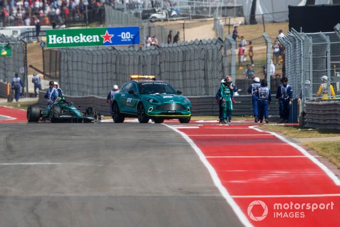 Lance Stroll, Aston Martin, se aleja tras ser sacado de la carrera por Fernando Alonso, Alpine A522