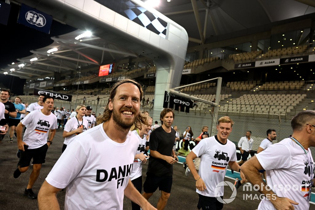 Sebastian Vettel, Aston Martin, es acompañado en una carrera alrededor del circuito por los miembros del equipo con la playera de Danke Seb como parte de su despedida en su último Gran Premio