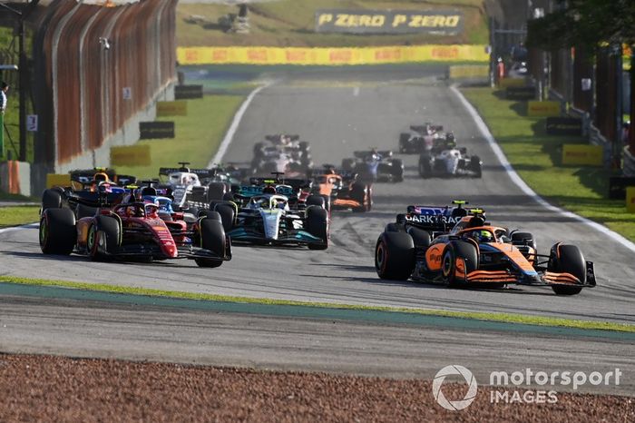 Lando Norris, McLaren MCL36, Carlos Sainz, Ferrari F1-75, Esteban Ocon, Alpine A522, Lewis Hamilton, Mercedes W13, el resto de la parrilla al inicio de la carrera Sprint