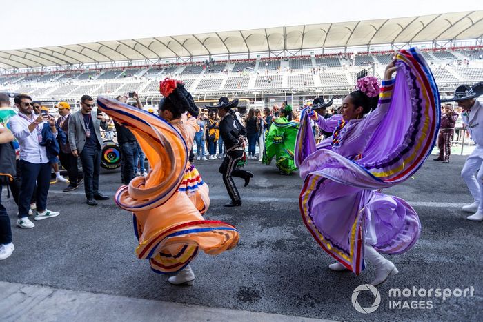 Los bailarines mexicanos actúan con la vestimenta tradicional