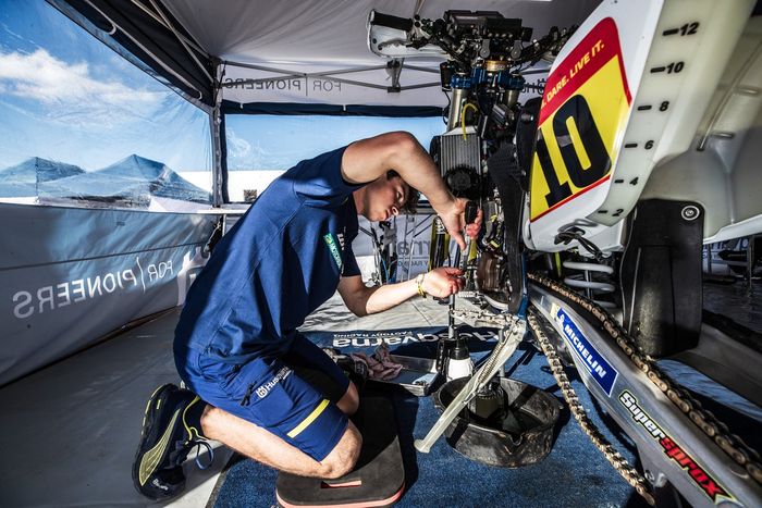 #10 Husqvarna Factory Racing, crew