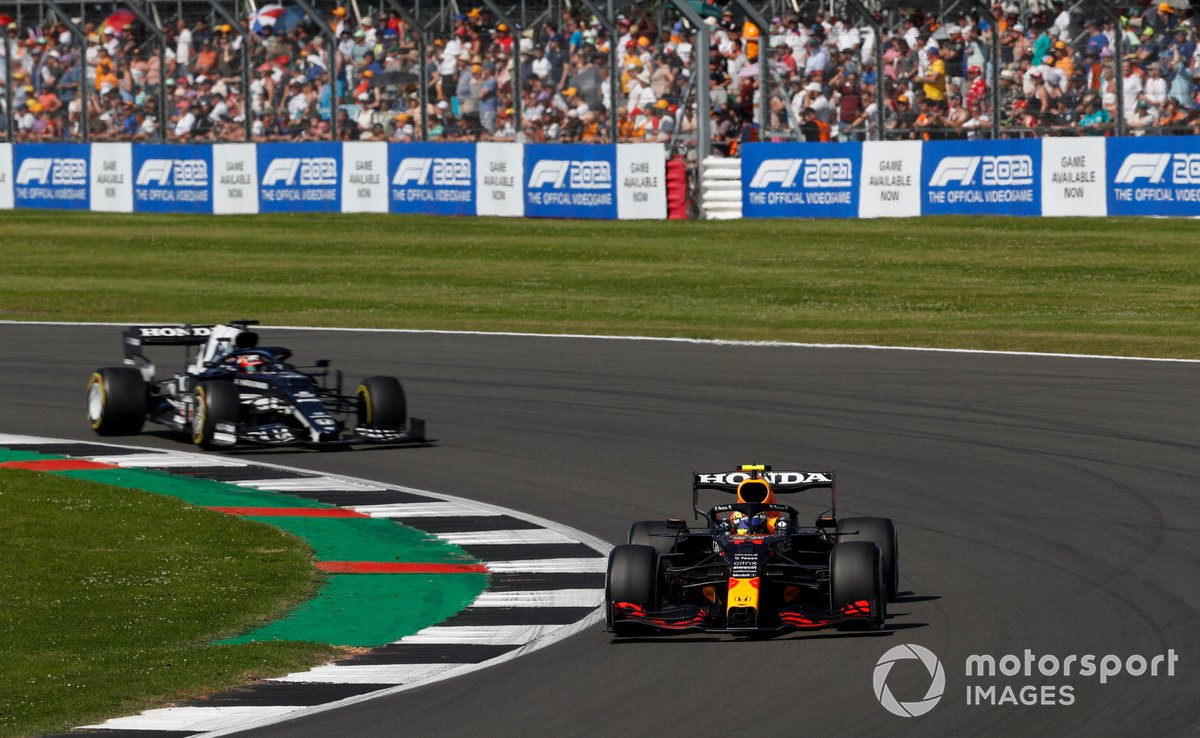 Sergio Perez, Red Bull Racing RB16B, Yuki Tsunoda, AlphaTauri AT02