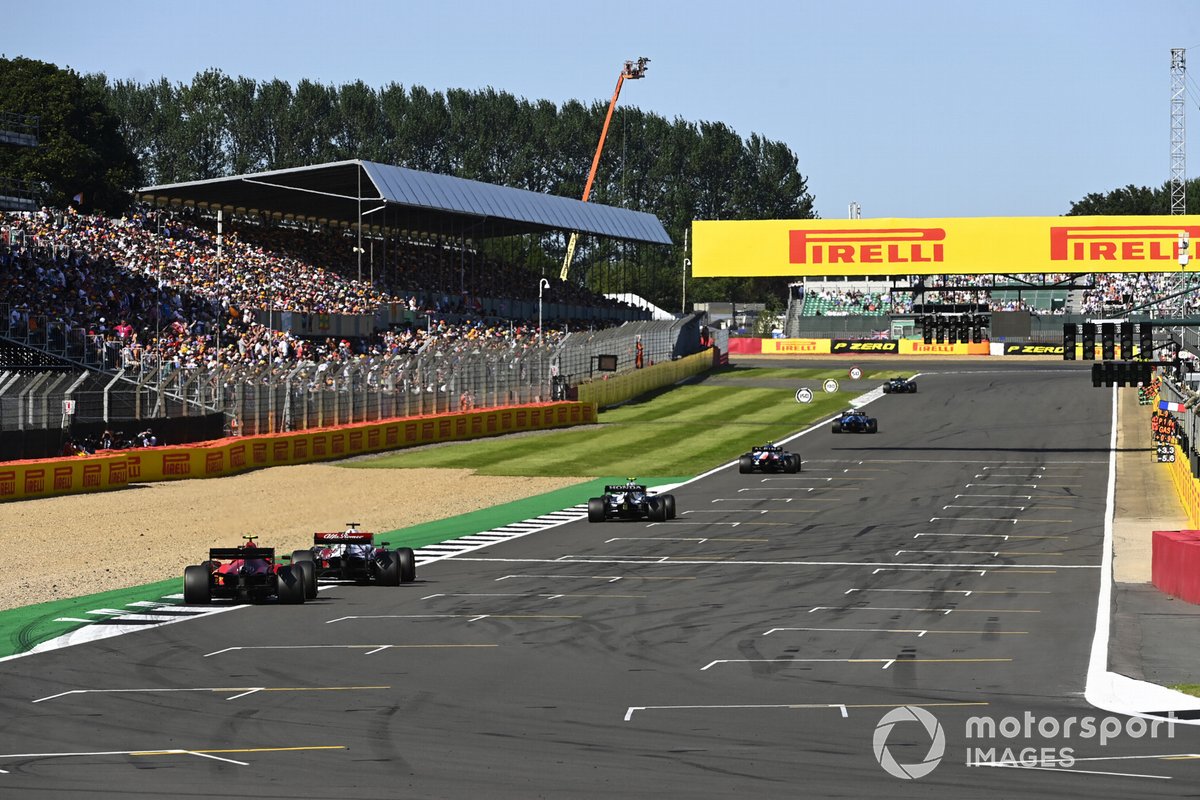 Kimi Raikkonen, Alfa Romeo Racing C41, Carlos Sainz Jr., Ferrari SF21