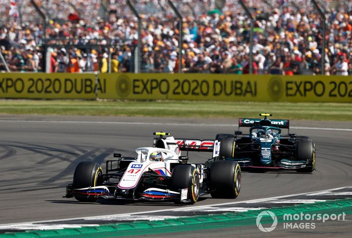 Mick Schumacher, Haas VF-21, Sebastian Vettel, Aston Martin AMR21