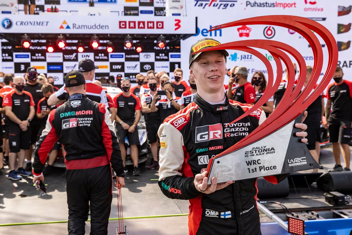 Podio: ganador Kalle Rovanperä, Toyota Gazoo Racing WRT