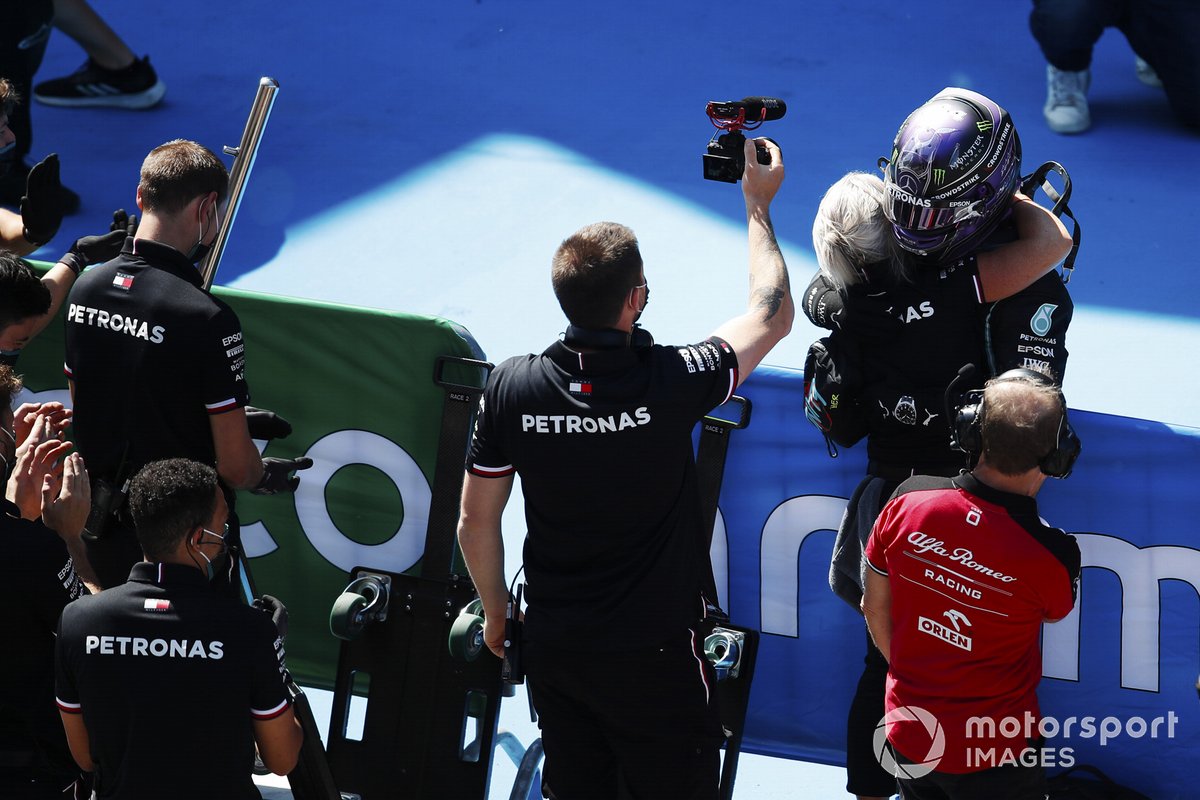 Lewis Hamilton, de Mercedes, es felicitado por su equipo tras conseguir su pole position 100