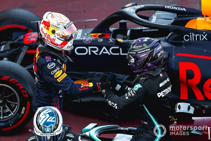 Max Verstappen, Red Bull Racing, felicita al poleman Lewis Hamilton, Mercedes, en el Parc Ferme 