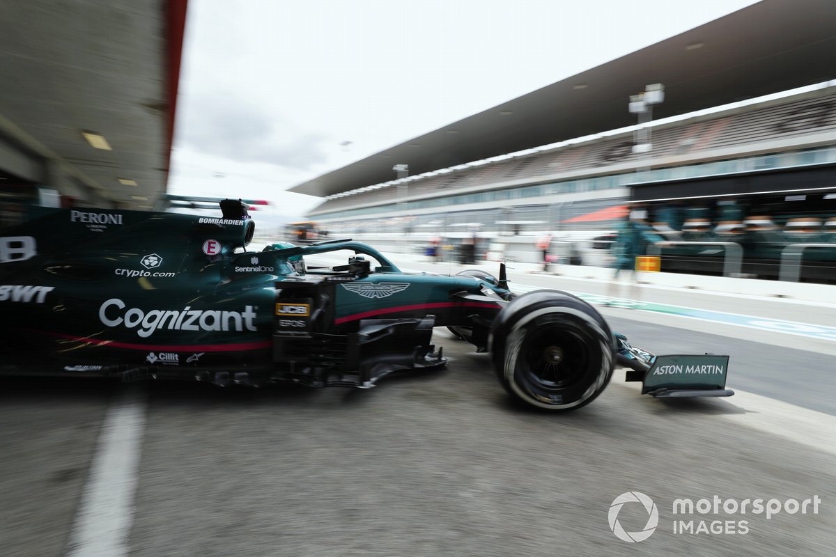 Lance Stroll, Aston Martin AMR21, lascia il garage
