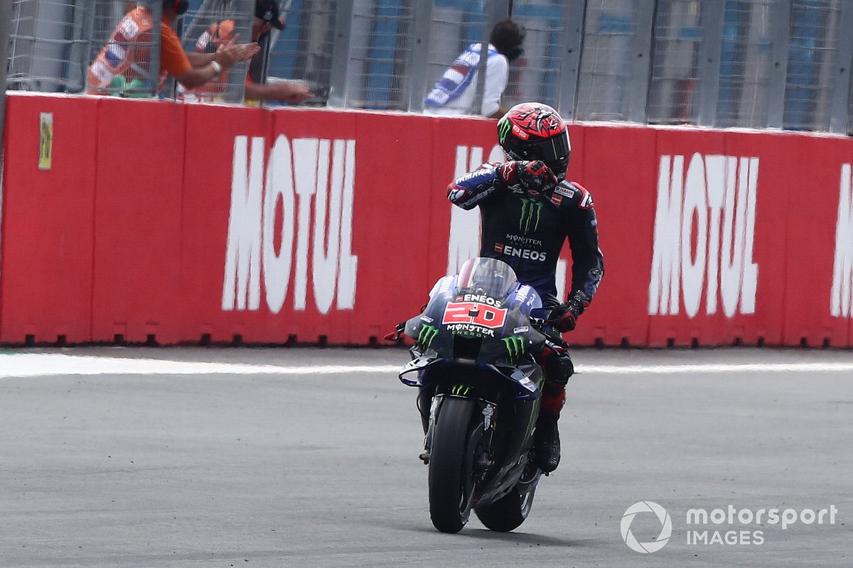 Ganador Fabio Quartararo, Yamaha Factory Racing cruza la meta