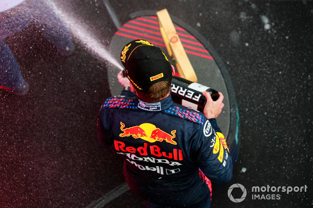 Max Verstappen, Red Bull Racing, 1° classificato, festeggia sul podio