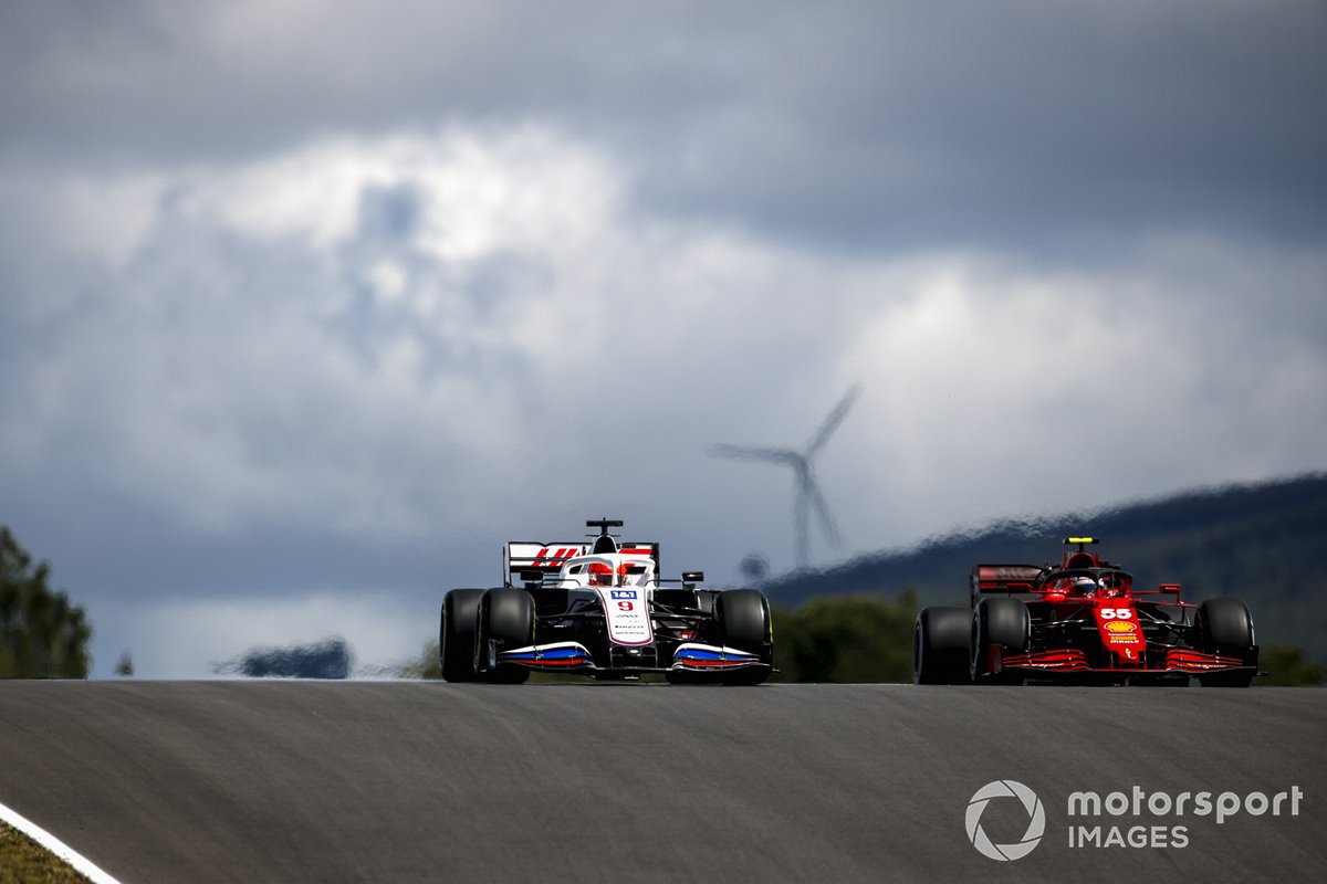 Nikita Mazepin, Haas VF-21, Carlos Sainz Jr., Ferrari SF21