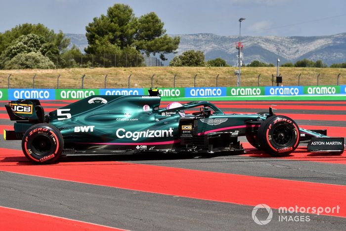 Sebastian Vettel, Aston Martin AMR21, se recupera tras un trompo en la FP1