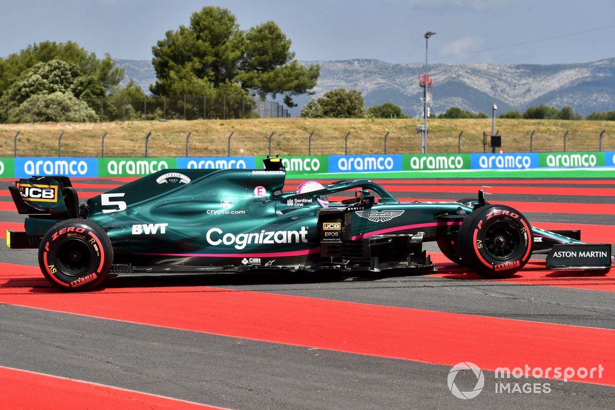 Sebastian Vettel, Aston Martin AMR21, se recupera tras un trompo en la FP1