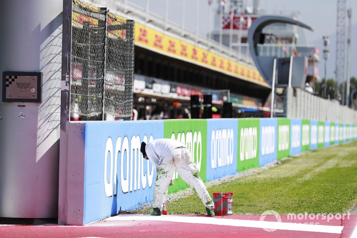 Un operario pinta un piano en el Circuit de Barcelona-Catalunya