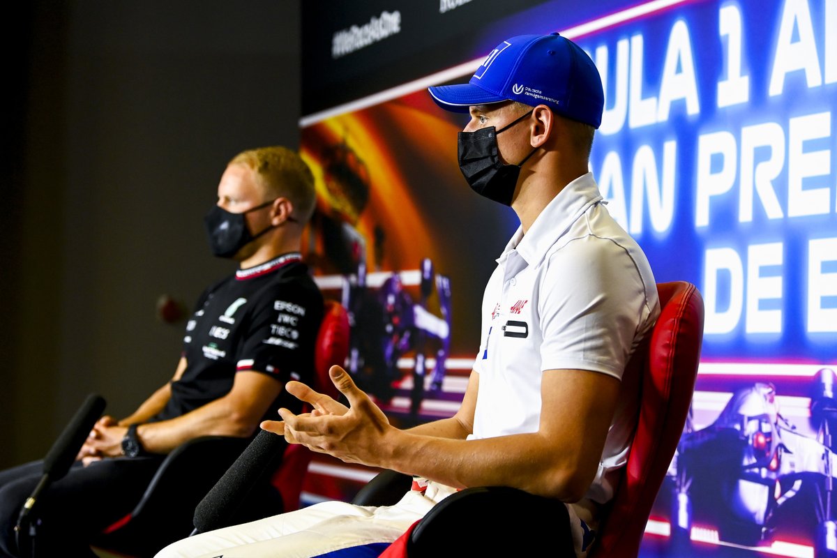 Mick Schumacher, Haas F1, Valtteri Bottas, Mercedes en la conferencia de prensa