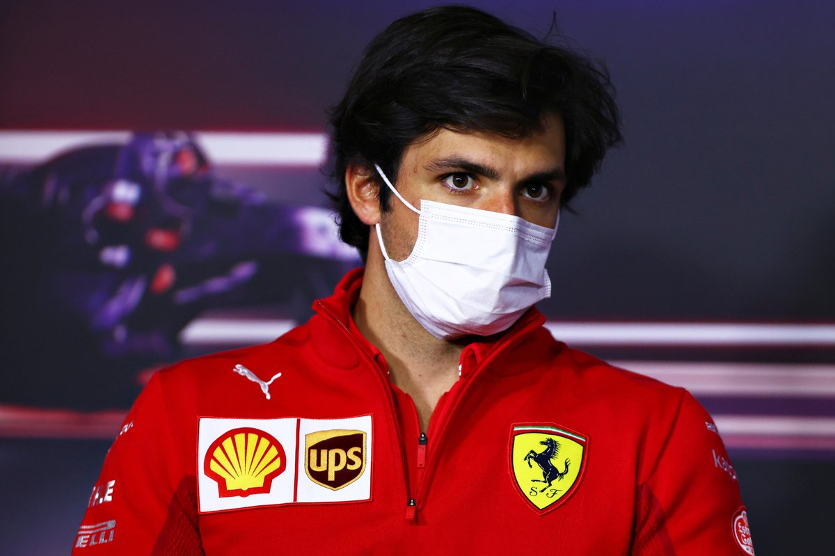 Carlos Sainz Jr., Ferrari durante la conferencia de prensa