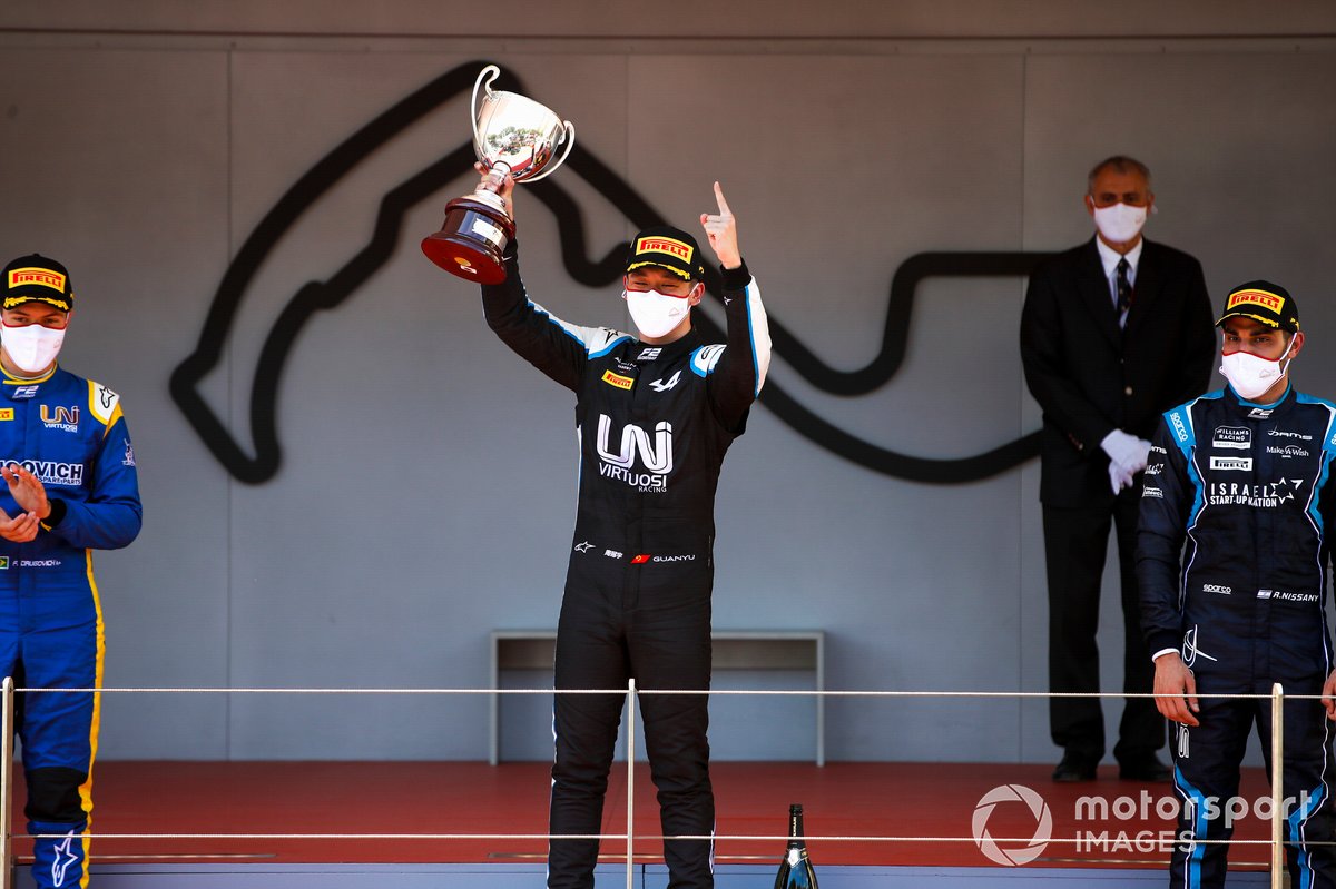 Podio: Felipe Drugovich, Uni-Virtuosi, Guanyu Zhou, Uni-Virtuosi Racing y Roy Nissany, DAMS