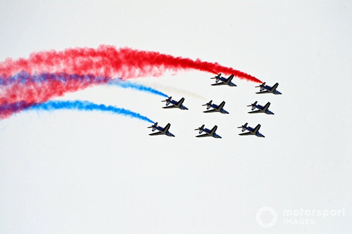 Tim eksibisi Armee de l'Air et L'espace, La Patrouille de France, beratraksi melewati Sirkuit Paul Ricard