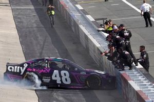 Race winner Alex Bowman, Hendrick Motorsports, Chevrolet Camaro