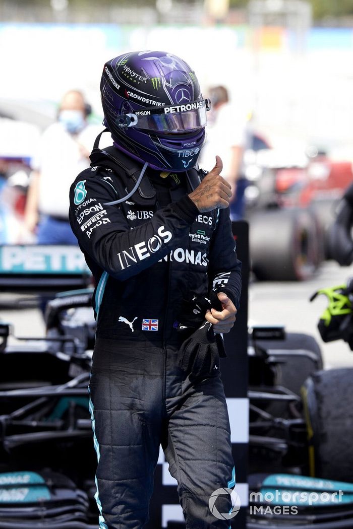 Lewis Hamilton, Mercedes, primera posición, lo celebra en el Parque Cerrado