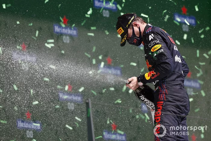 Max Verstappen, Red Bull Racing, secondo classificato, spruzza Champagne sul podio