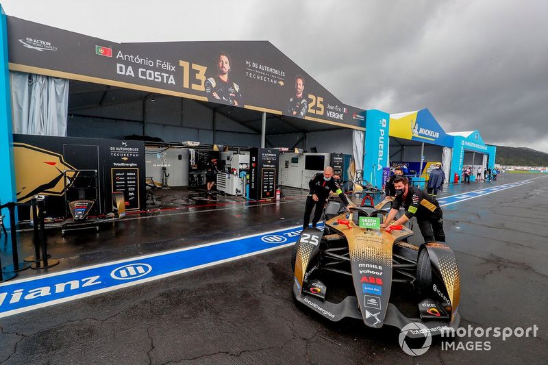 Los mecánicos mueven el coche de Jean-Eric Vergne, DS Techeetah, DS E-Tense FE21