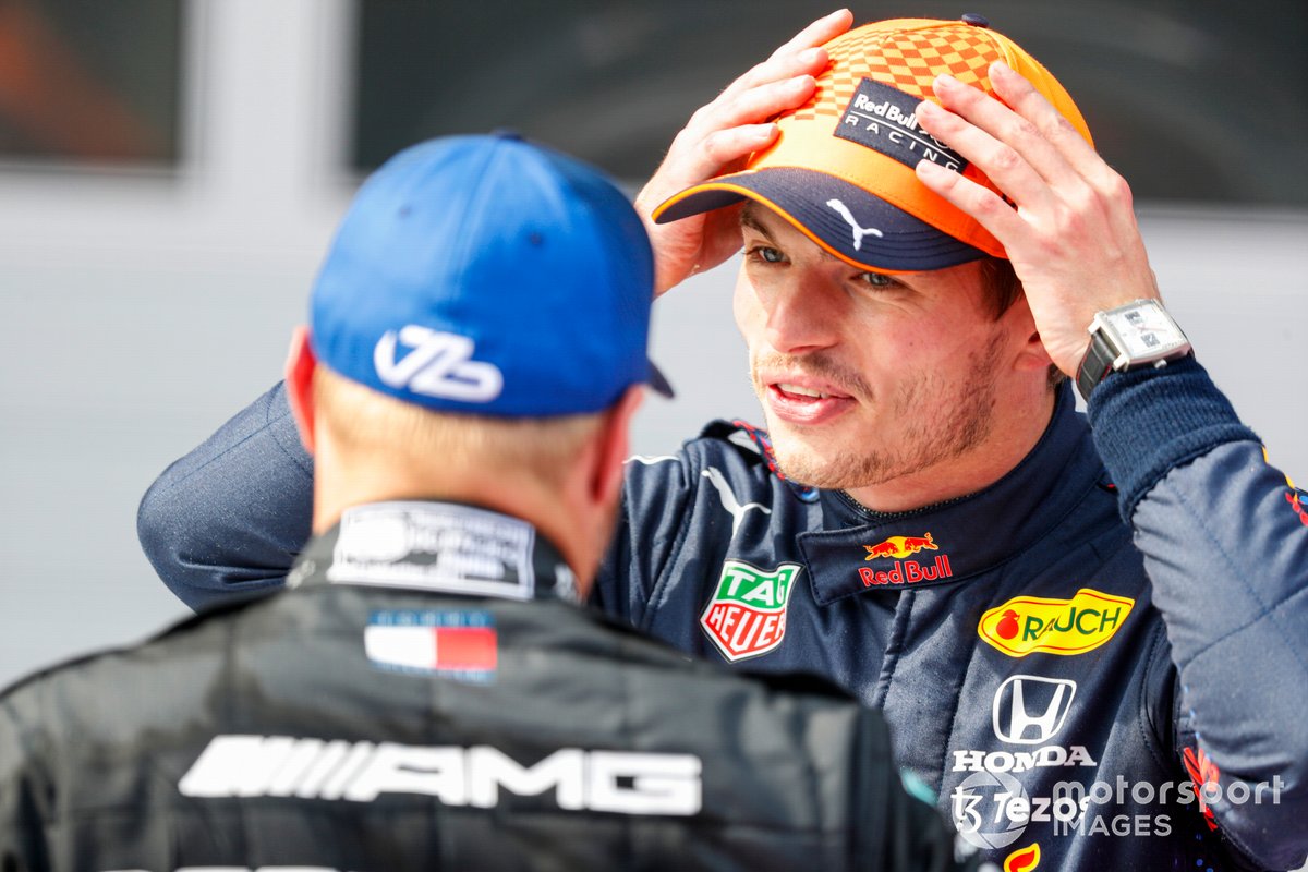 Ganador Max Verstappen, Red Bull Racing, y el segundo lugar Valtteri Bottas, Mercedes, en Parc Ferme
