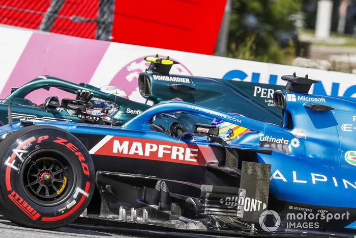 Fernando Alonso, Alpine A521, Sebastian Vettel, Aston Martin AMR21