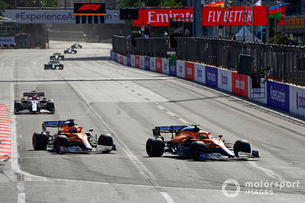 Lando Norris, McLaren MCL35M, Daniel Ricciardo, McLaren MCL35M, e Kimi Raikkonen, Alfa Romeo Racing C41
