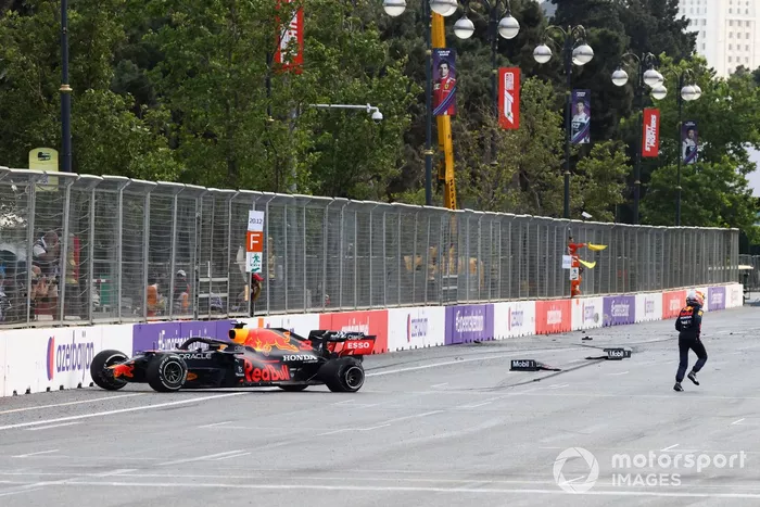 Max Verstappen, de Red Bull Racing, se baja de su coche tras chocar